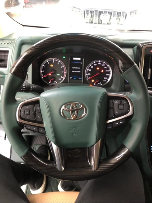 Granvia 3.5L Six Seat Royal Salfa Yachting Wald Signature Edition Steering Wheel