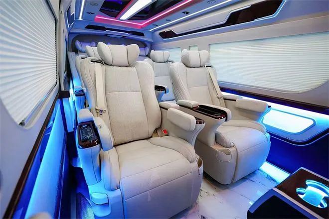 To'qqiz o'rindiqli Toyota Hiace ichki qismini yangilash, jumladan, o'rindiqla...