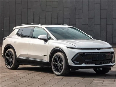 Ikki dvigatel bilan jihozlangan Chevrolet Explorer EV Guanchjou avtosalonida ...